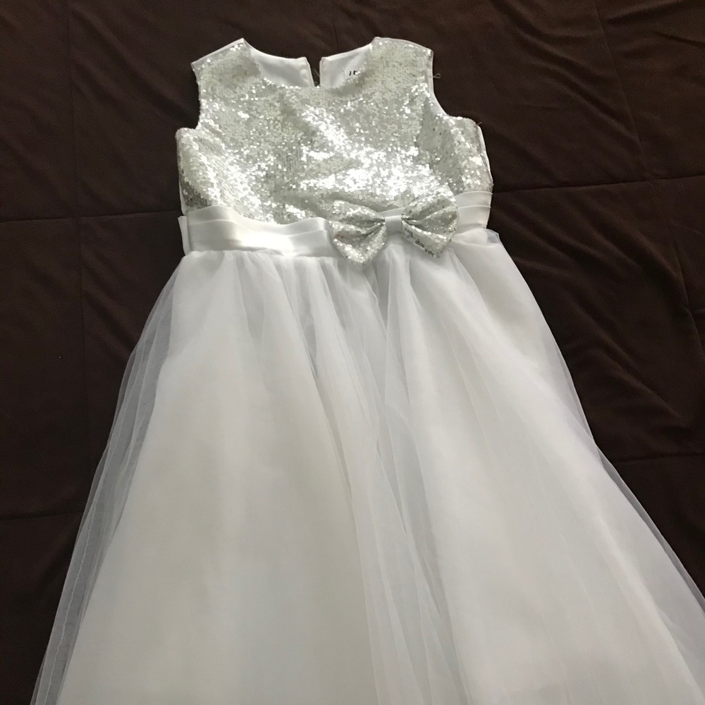 🎁🎁Glittery and white Flower Girl Dress